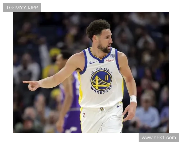 克莱·汤普森无球跑动制造防守裂隙，三分效率领跑后卫