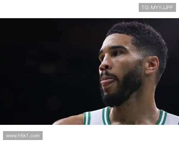 怀特挡拆为塔图姆制造空位，比上季更稳提升外线效率