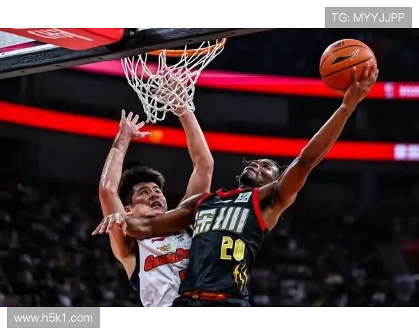 拉里·伯德关键时刻精准远投拉开差距领先同期球星