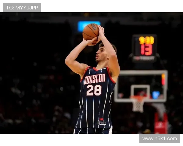 申京利用挡拆拉开空间提升内线得分效率，明显优于同队内线表现